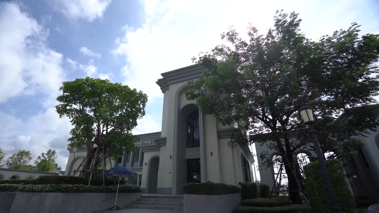 웅장한 입구가 있는 고급스럽고 우아한 주택 외관 디자인, 사람 없음