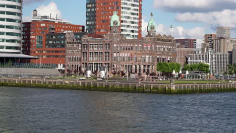 Hotel-New-York-En-Rotterdam-Filmado-Desde-El-Agua-Ubicado-En-El-Kop-Van-Zuid