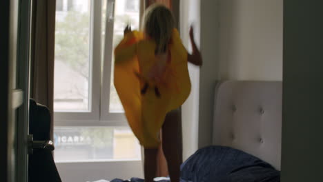una chica saltando en la cama.