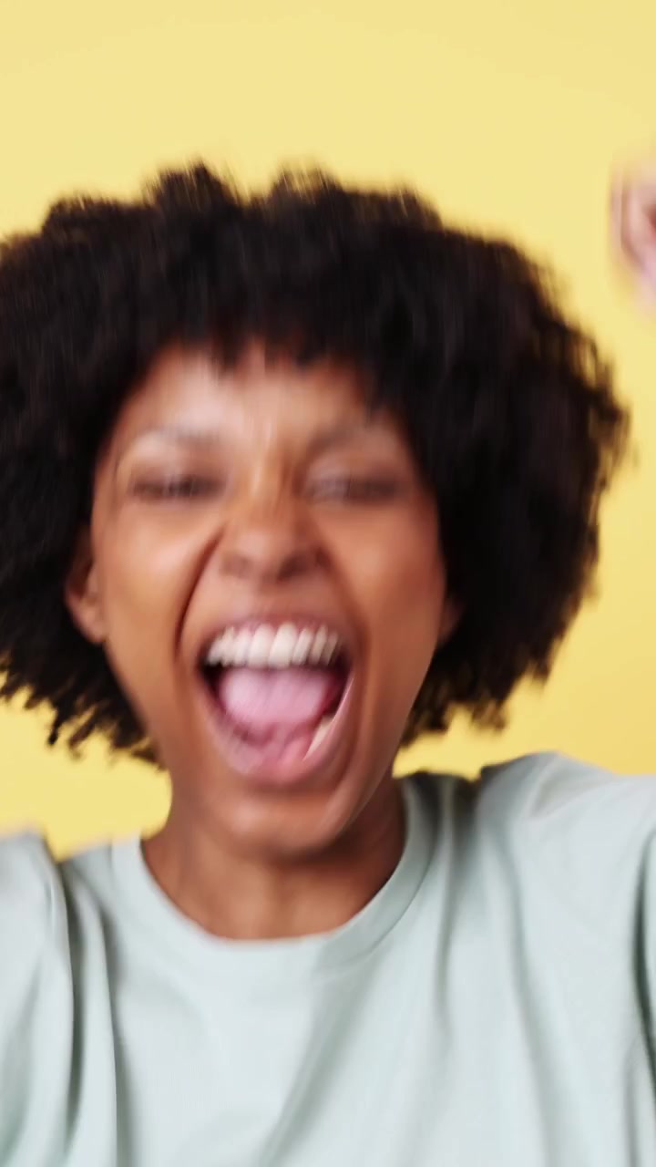 Giovane donna afroamericana felice che ride e sorride