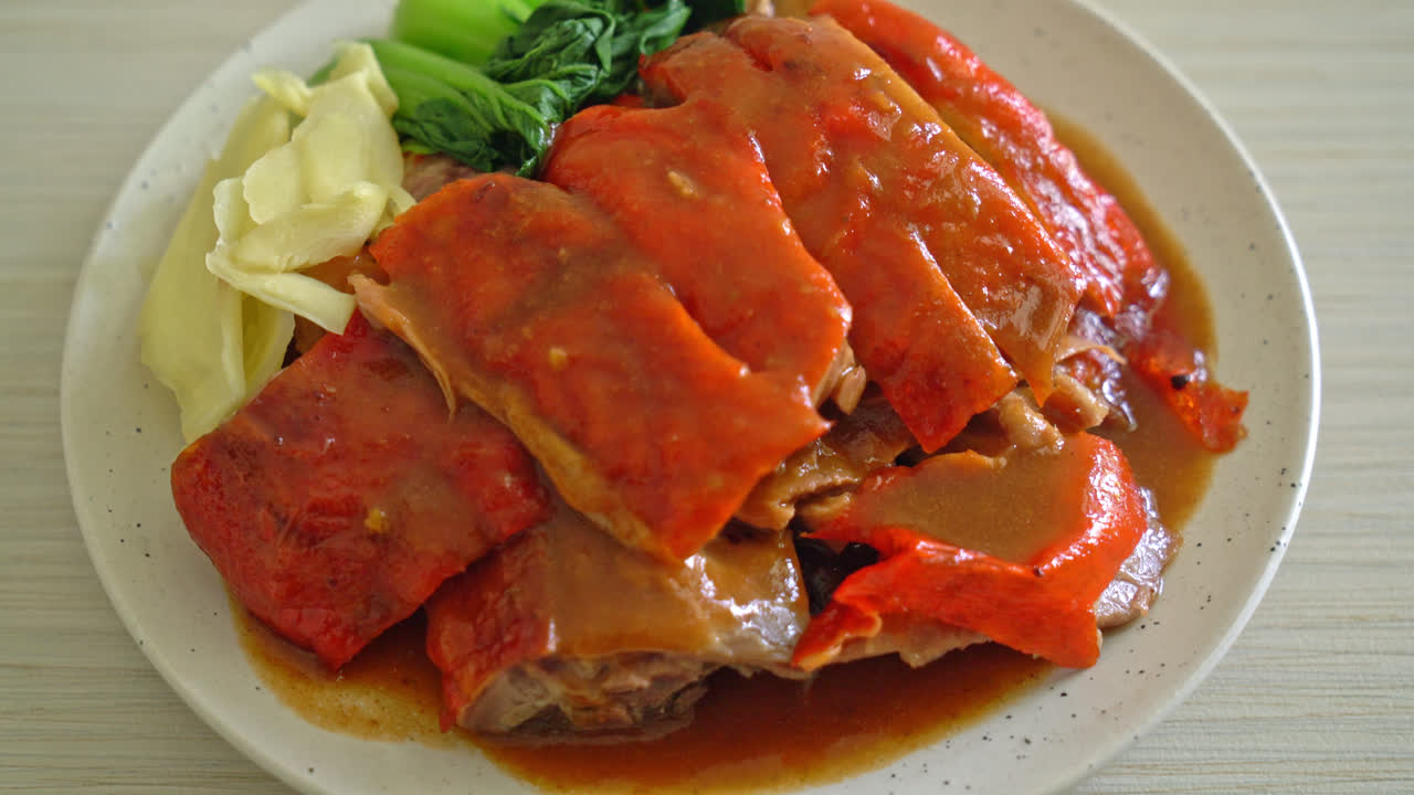 바비큐 레드 소스에 북경 오리 또는 구운 오리 - 중국 음식 스타일