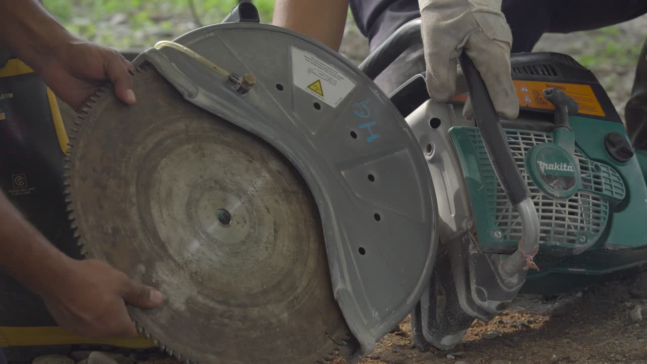 электрическая бетонная пила в различных ситуациях бедствия.