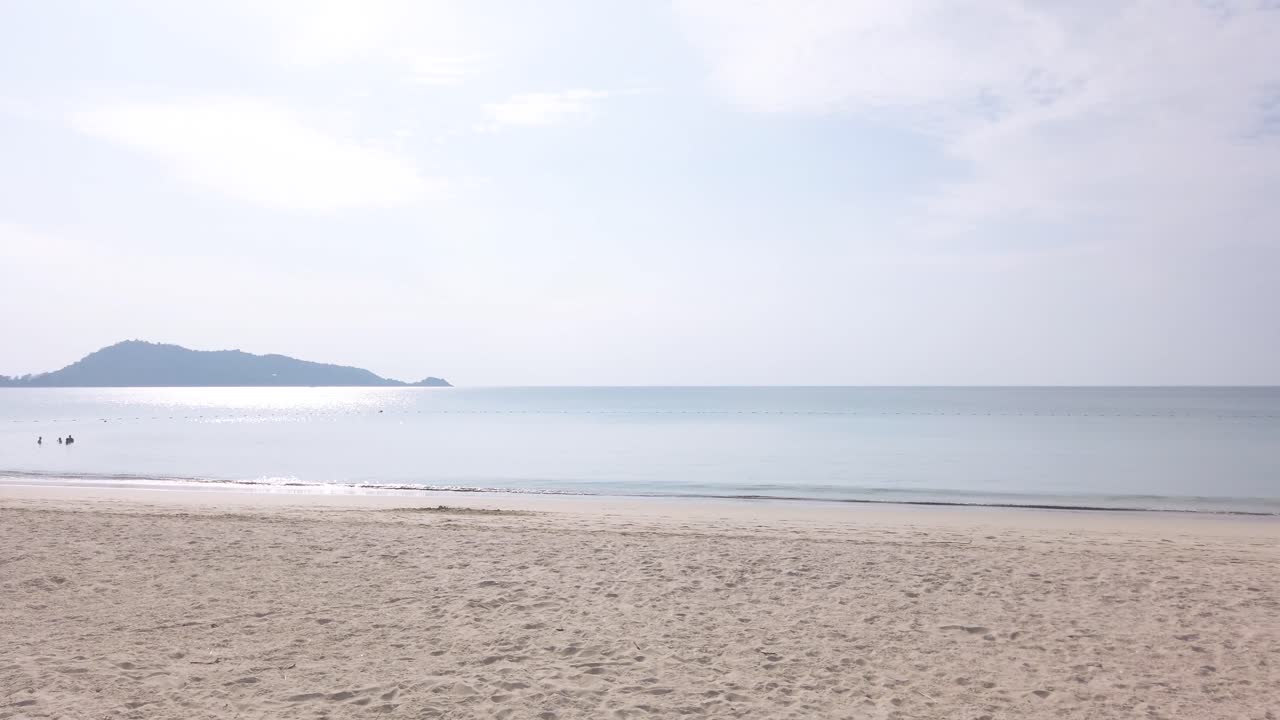 하얀 모래 해변과 맑고 푸른 하늘 skowmotion 4k uhd 비디오와 함께 햇빛 낮에 코코넛 야자 나무와 해변의 여름 비디오 4k