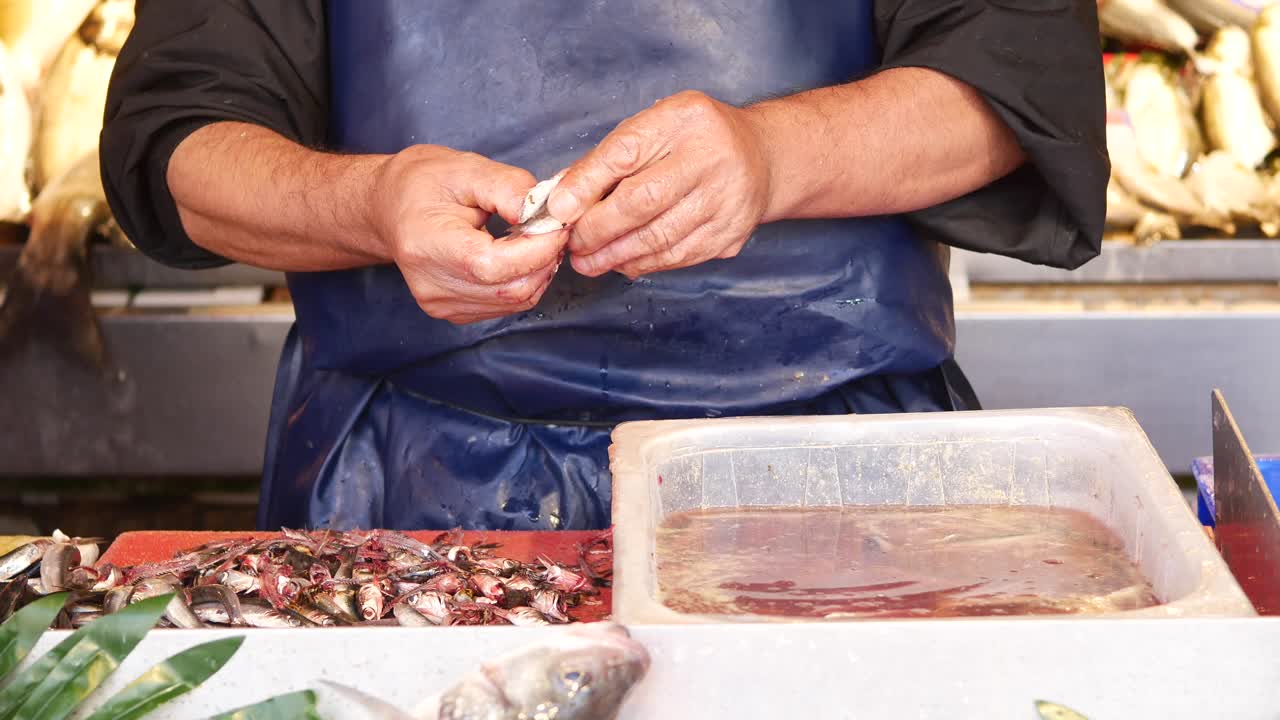 pescador que prepara pescado fresco en el mercado