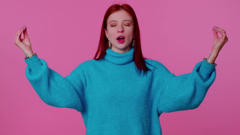 chica elegante respira profundamente con el gesto mudra meditando con pensamientos concentrados, mente pacífica