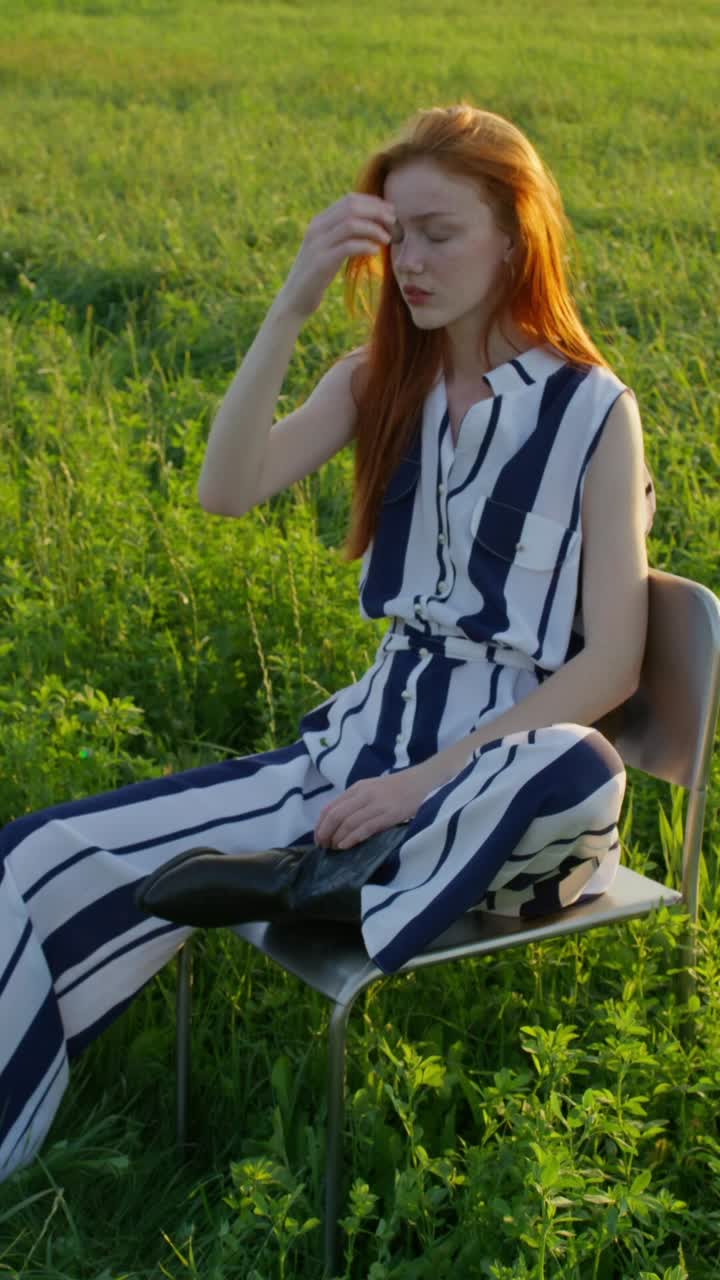 들판 에 있는 줄무 복 을 입은 여자