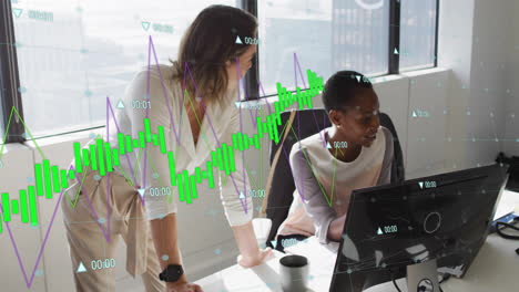 animation der graphverarbeitung von daten über verschiedene weibliche kollegen, die am schreibtisch in einem ungezwungenen büro sprechen