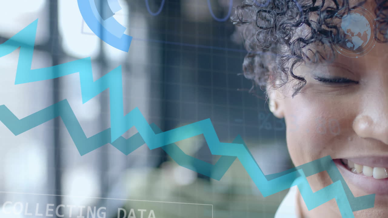 animación del procesamiento de datos sobre una mujer de negocios biracial en la oficina