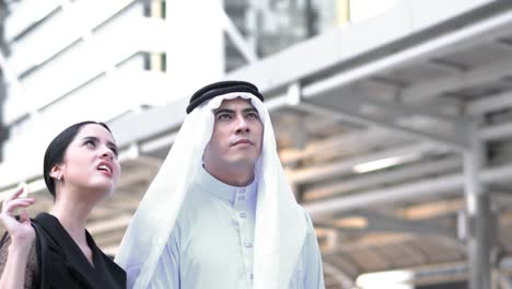 hombre de negocios de los emiratos árabes unidos y mujer que se encuentran juntos. concepto de negocio oriente medio, acuerdo, asociación, trabajo en equipo y relación.