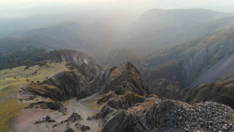 Nach-Unten-Geneigter-Blick-über-Den-Berg-La-Malinche-Mit-Einer-Luftaufnahme,-Die-Sich-über-Die-Zerklüftete-Landschaft-Mexikos-Zurückzieht