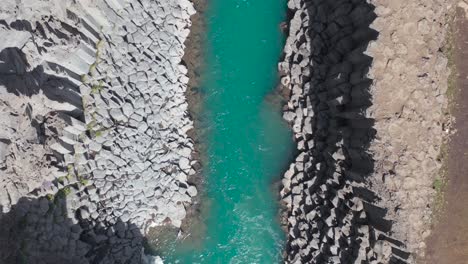 Cañón-Studlagil-Con-Agua-Turquesa-Espectacular-En-Islandia,-Vista-Aérea-De-Arriba-Hacia-Abajo