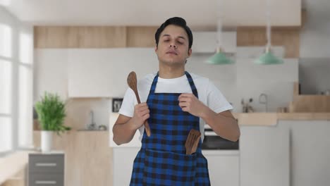 un cocinero indio serio se está preparando