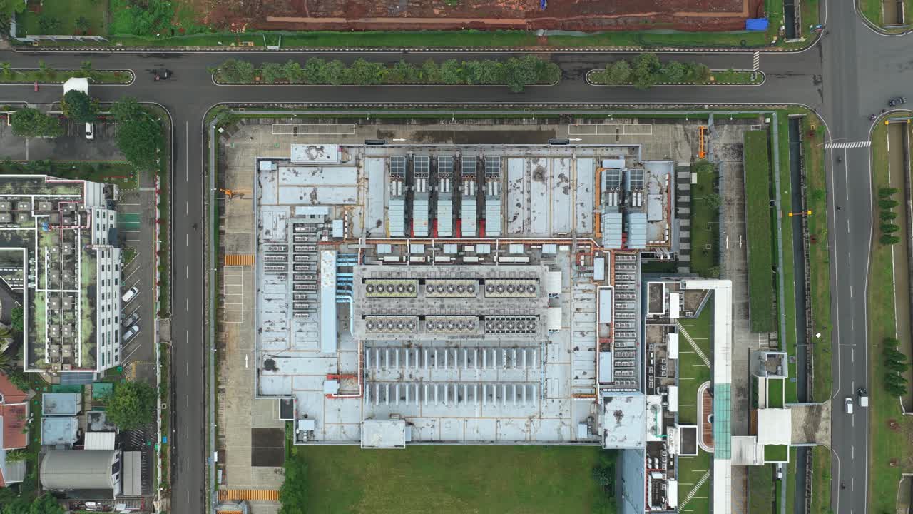 Vista aerea dall'alto del tetto di un grande data center