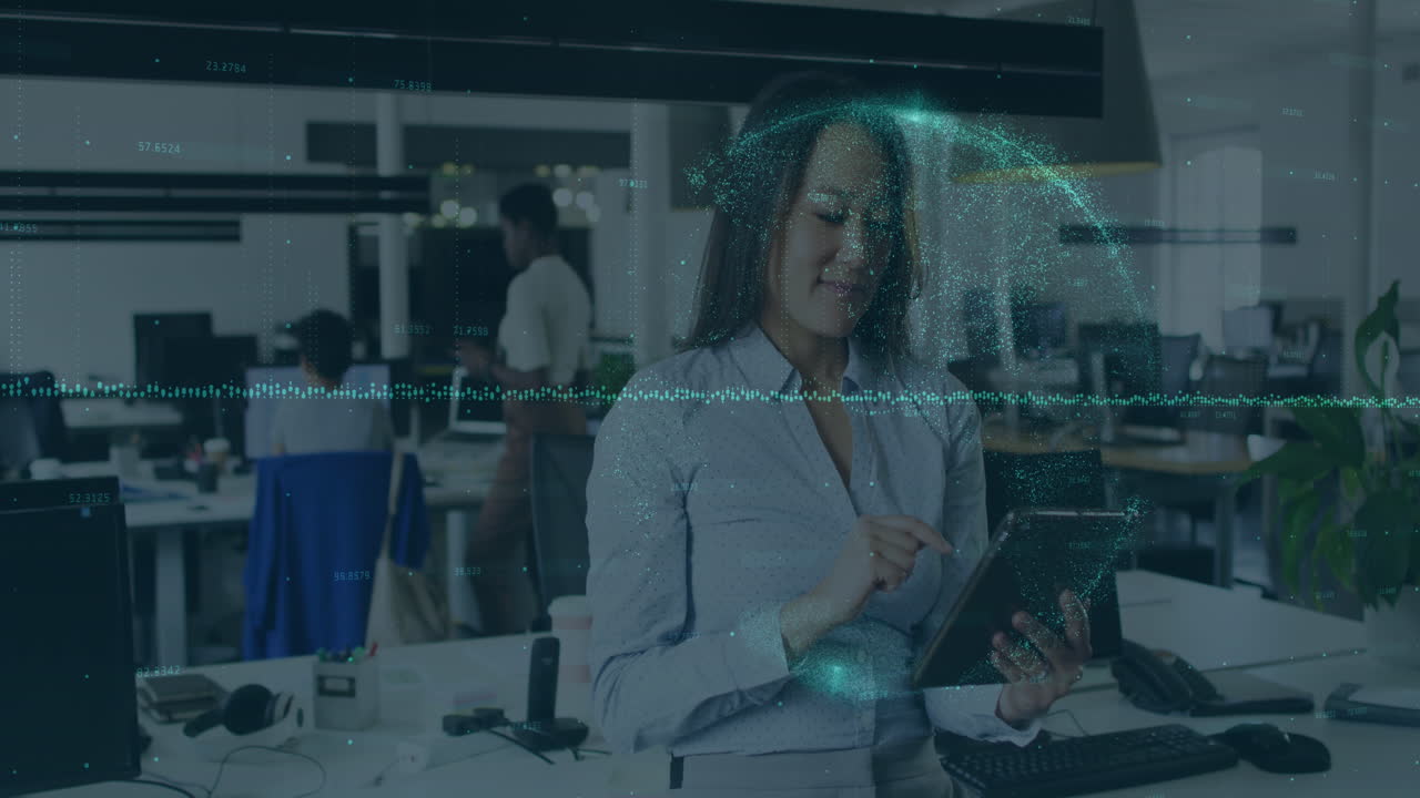 animación del procesamiento de datos y el mundo sobre diversas personas de negocios en la oficina