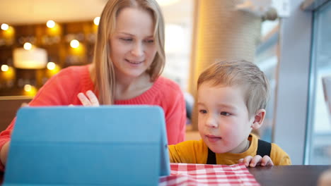 Mutter-Und-Ihr-Sohn-Mit-Touchpad