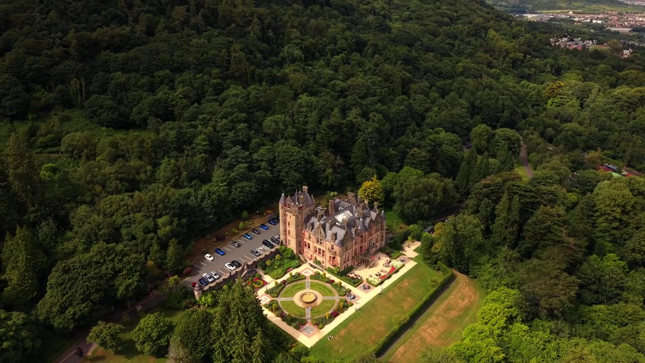 Video aereo in ascesa 4K a 60FPS del Castello di Belfast e Cavehill a Belfast Nord, Irlanda del Nord, nel Regno Unito, in una giornata di sole splendente. Prodotto con colore Rec709