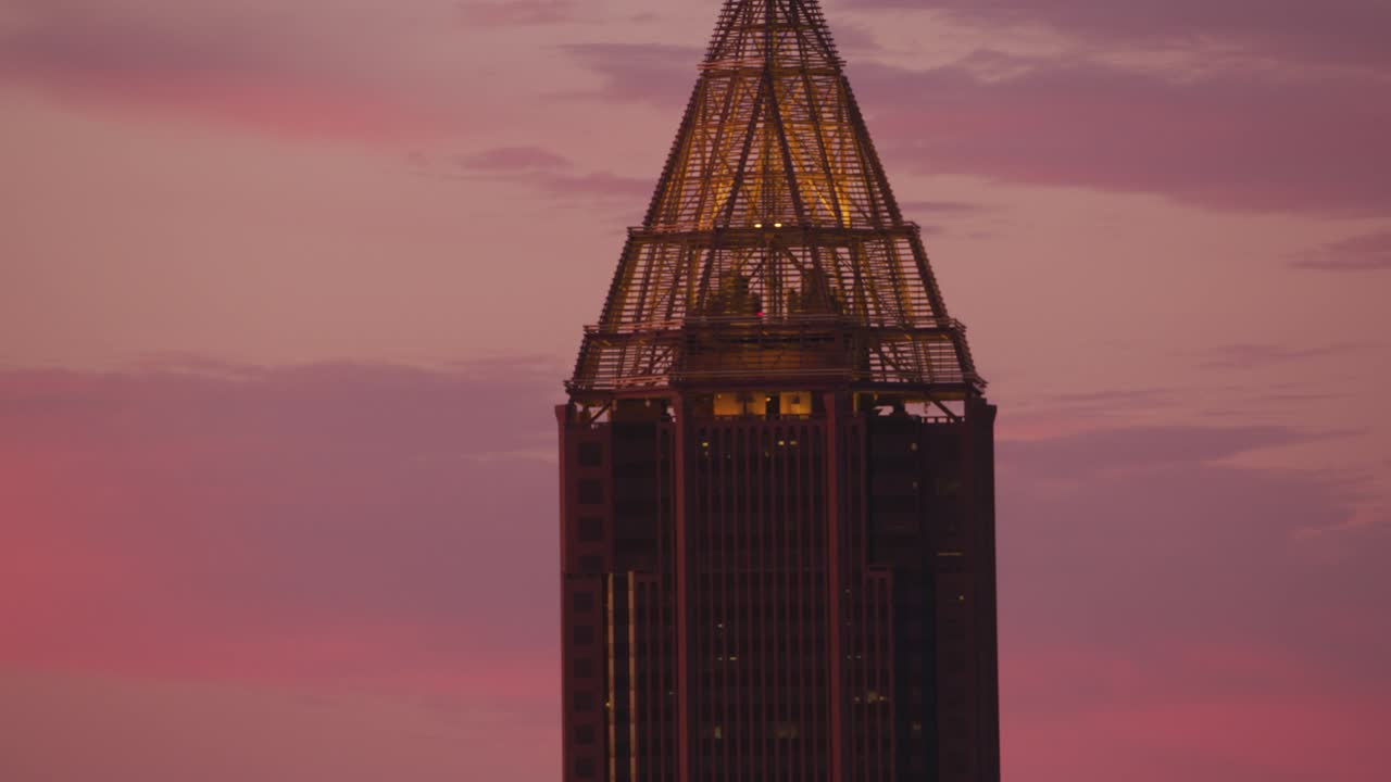 vista aérea de cerca del edificio bank of america plaza en atlanta al atardecer.