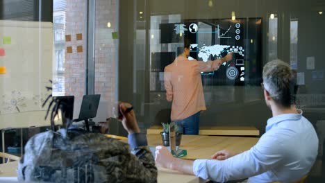 ejecutivos de negocios discutiendo sobre una pantalla digital 4k