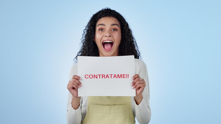Felice, cartello e volto di donna in studio