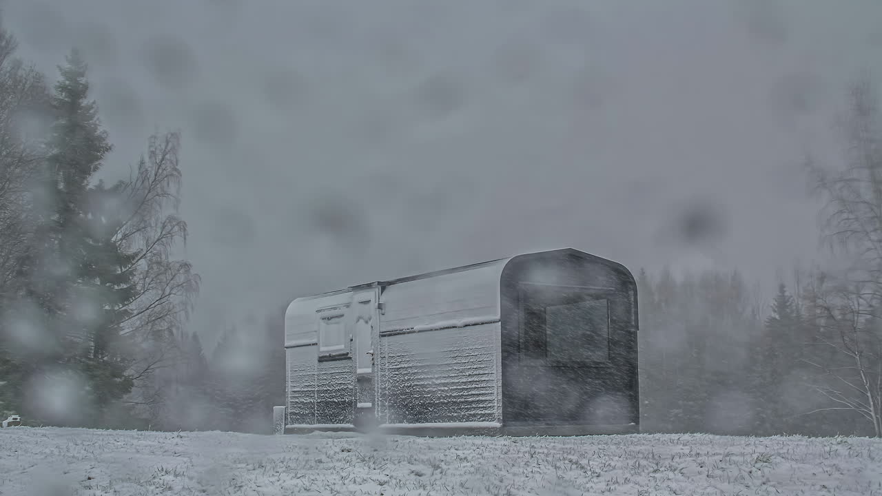 안개 낀 기후에서 농촌 지역의 따뜻한 분위기로의 날씨 전환