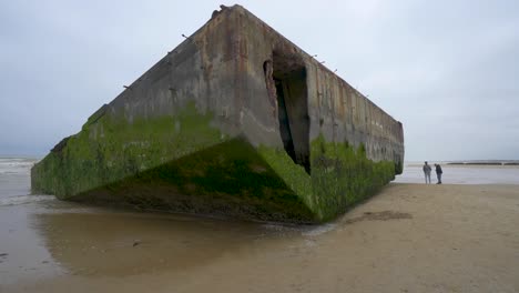 Gran-Búnker-Ww2-En-La-Playa-En-Normandía,-Francia,-Arromanches-Les-Bain