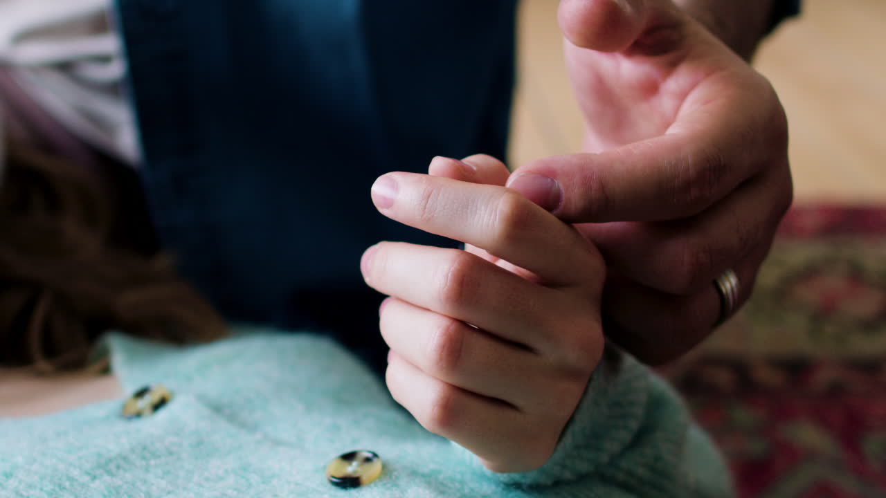 젊은 부부 가 사랑 을 나타내고 있다