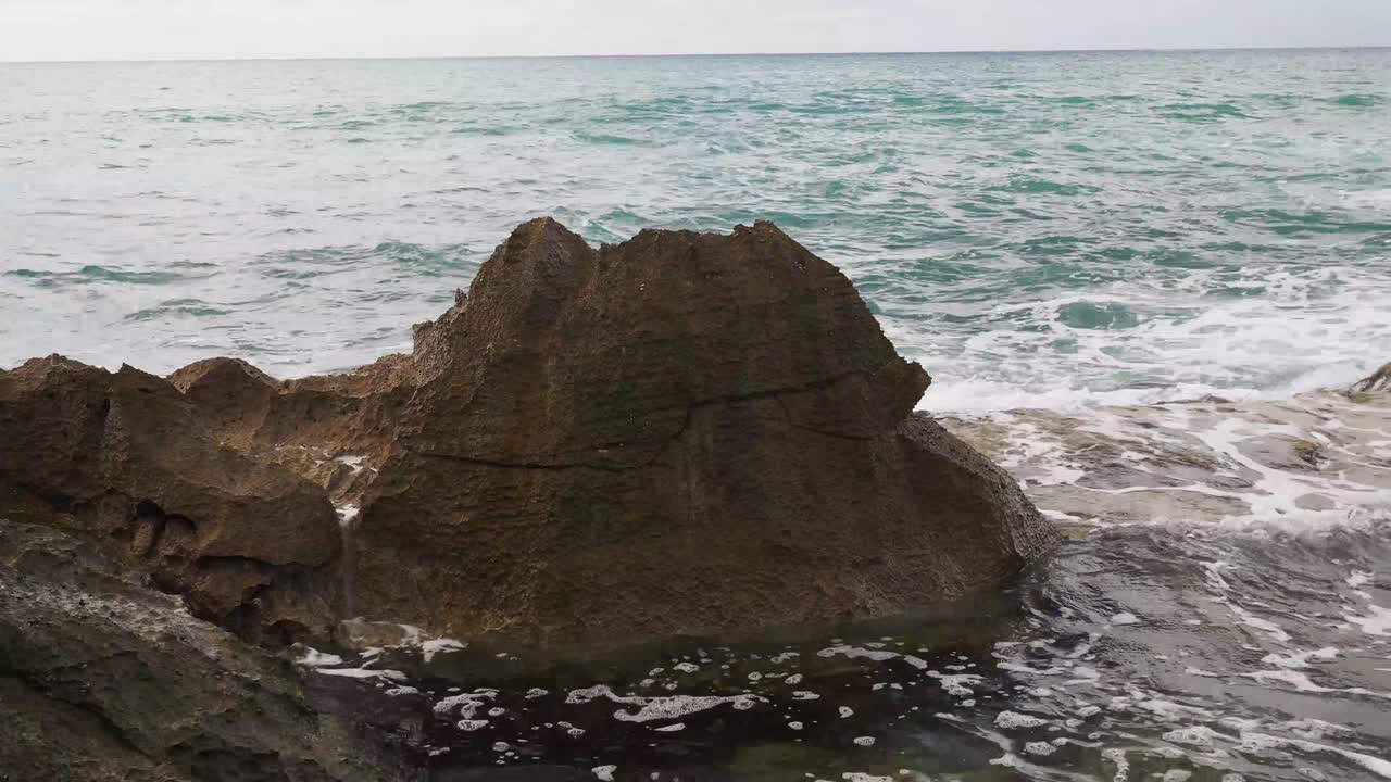 волны, разбивающиеся о вулканические скалы оаху