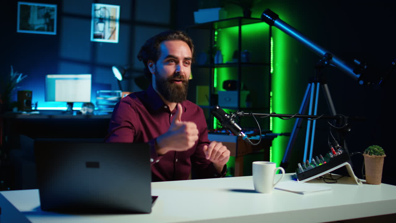 creador de contenido optimista que organiza un programa en línea en el estudio de luces rgb