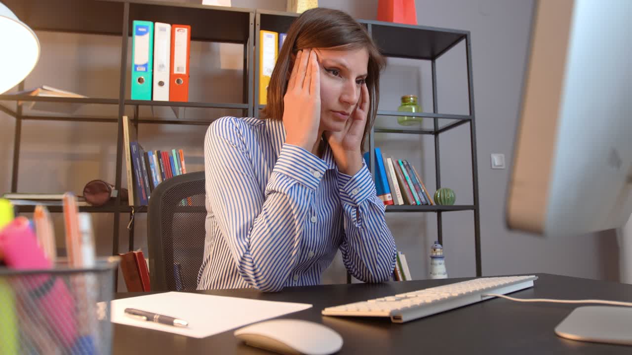 mujer de negocios, cosas que van mal.