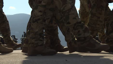 Ejército-Marchando-Por-Vehículos-Militares-En-Zona-De-Guerra