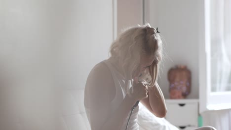 mujer rizando el cabello en casa