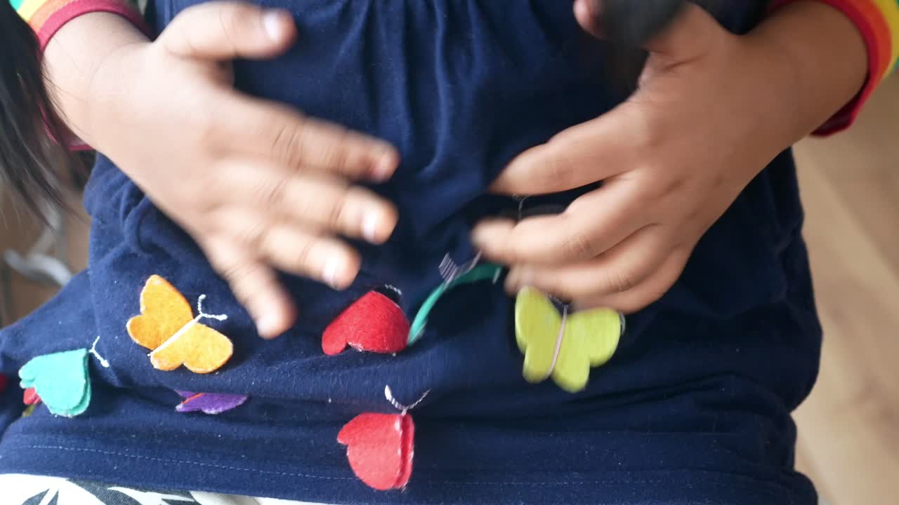 una chica joven se sostiene el estómago, posiblemente sintiéndose mal.