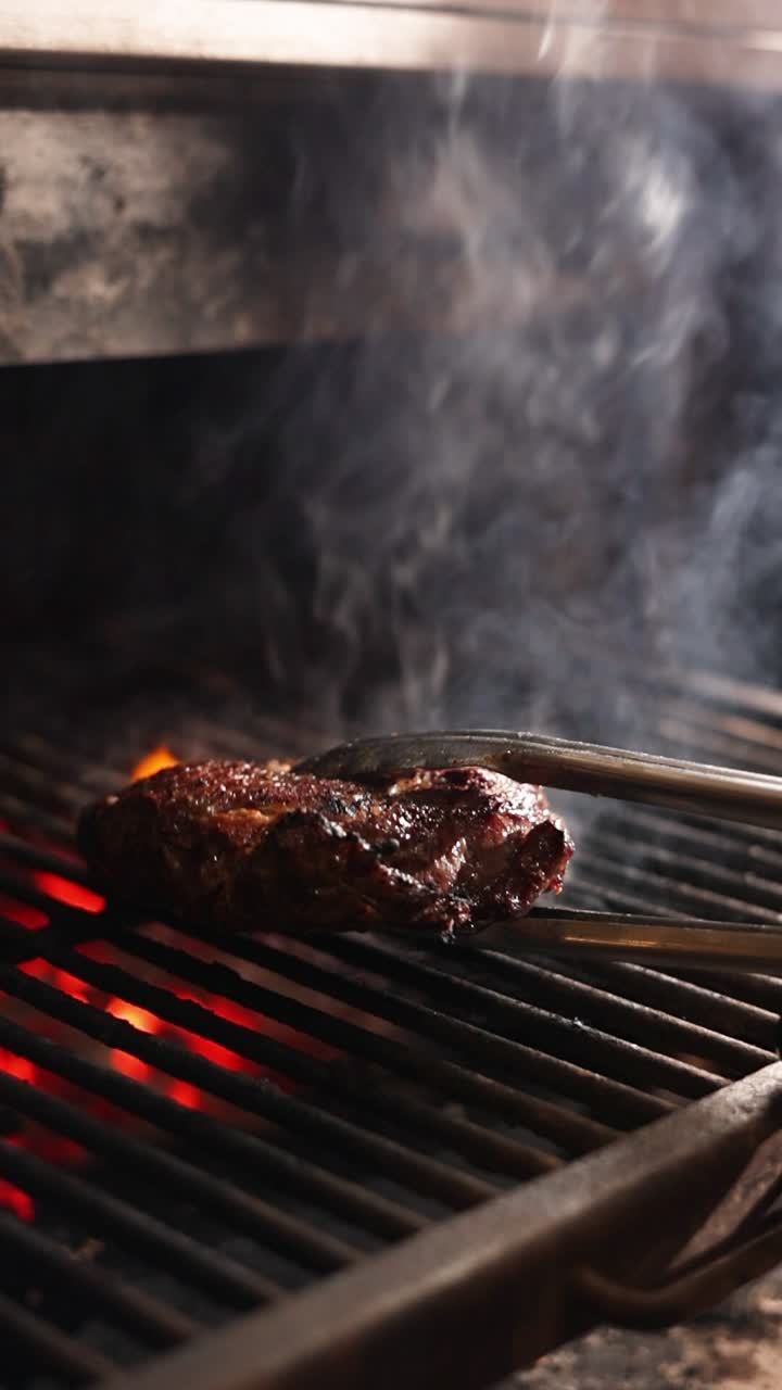 bistec a la parrilla en una barbacoa