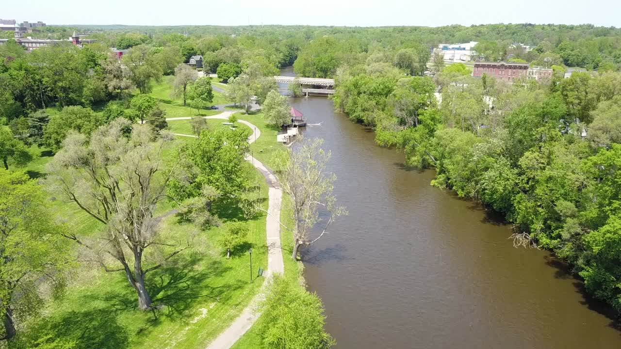 el parque riverside y el río huron en ypsilanti, michigan.