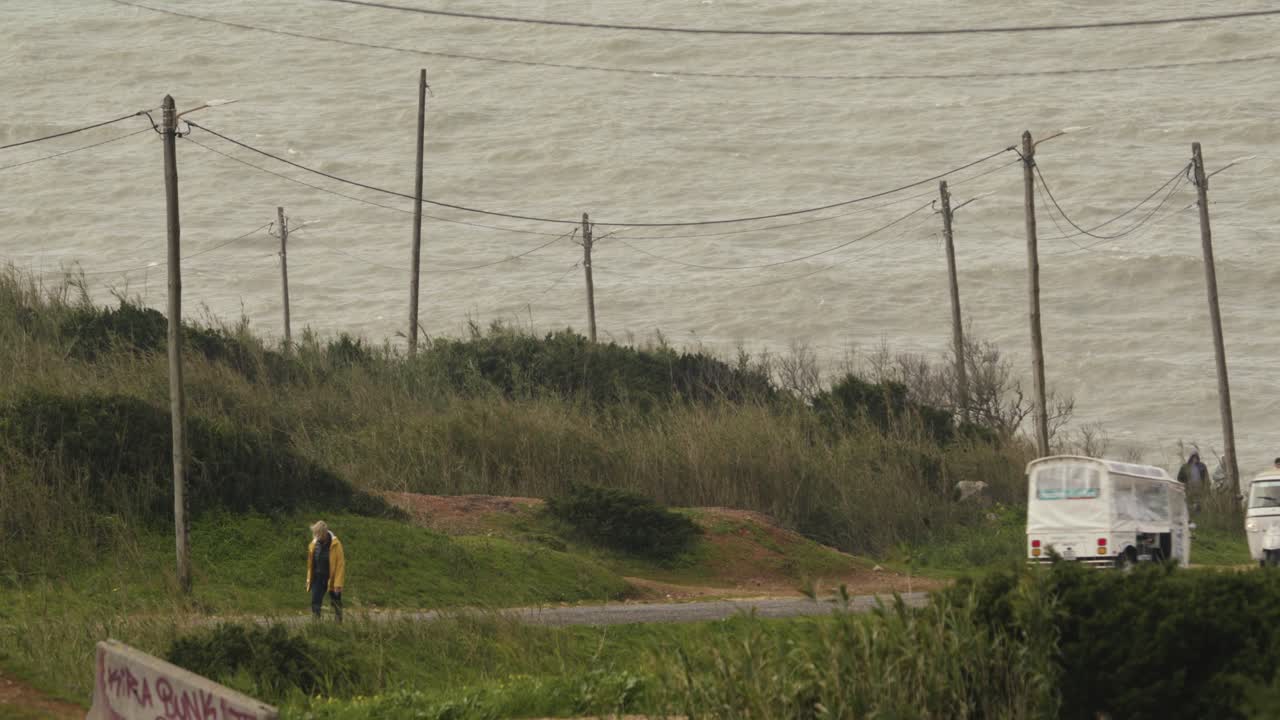 포르투갈 나자레에서 바다를 배경으로 도로에서 툭툭 택시와 사람을 운전하다