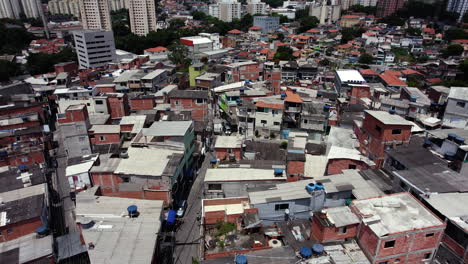 un dron rápido disparó sobre la arquitectura densa del gueto y las casas pobres en el soleado brasil