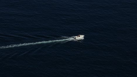 Lancha-Blanca-Aislada-Navegando-En-El-Espacio-De-Copia-De-Agua-De-Mar-Azul