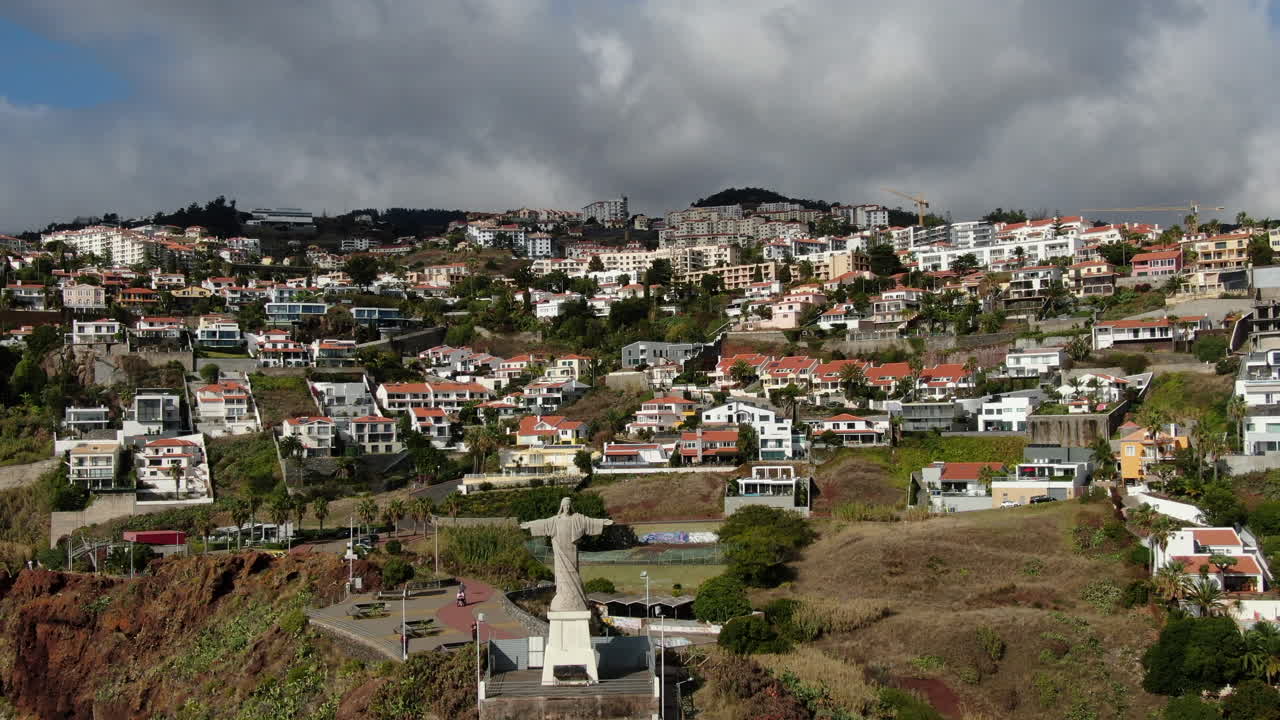 estatua de cristo rey en funchal desde una perspectiva aérea única: imágenes de stock en la isla de madeira