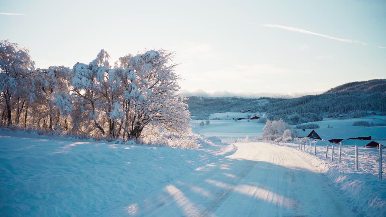 겨울 에 눈 으로 인 길 을 가진 시골 장면 - 넓은