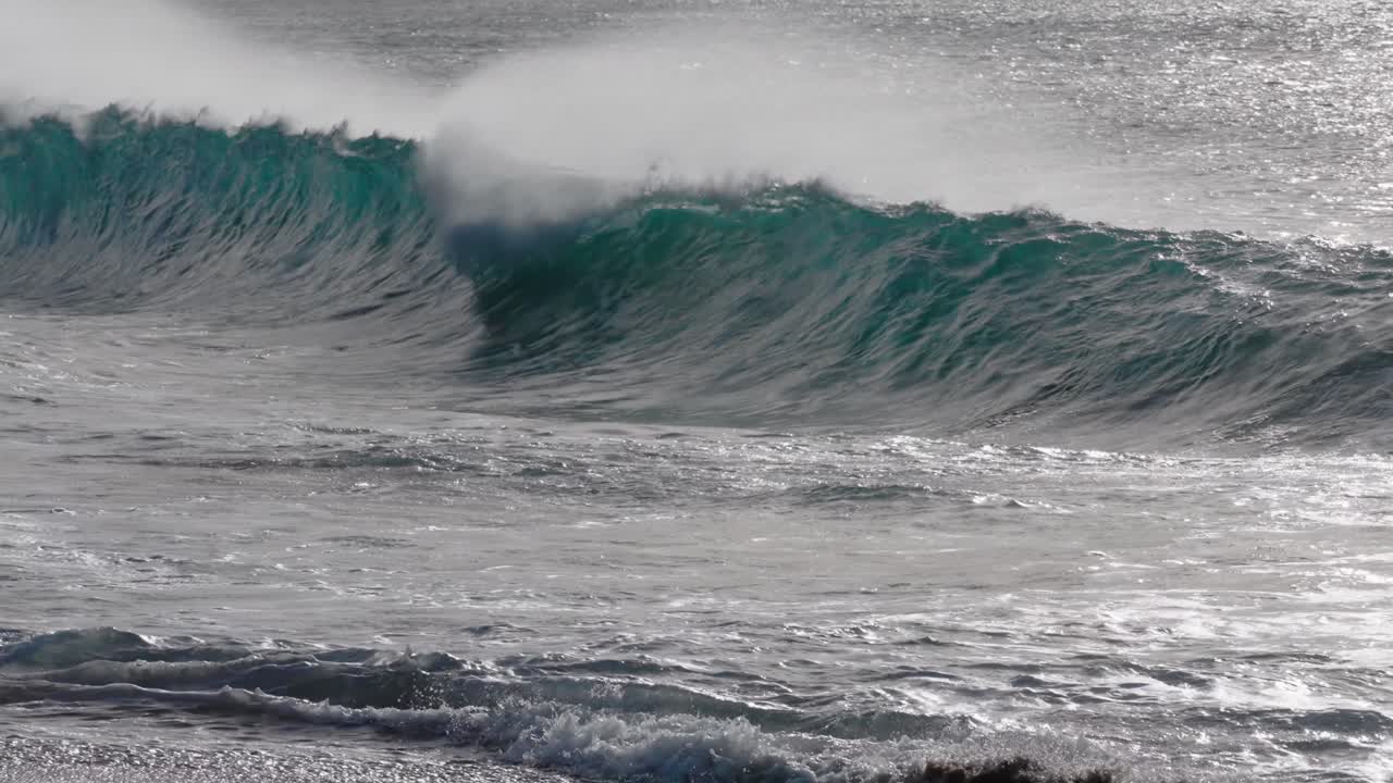 아름다운 슬로우 모션 슬로 모 파도가 하와이의 바다 해안에서 부서지고 부서집니다.