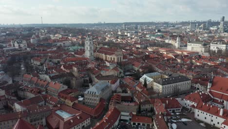 Antena:-Casco-Antiguo-De-Vilnius-Con-Casas-Medievales-Con-Tejados-Rojos