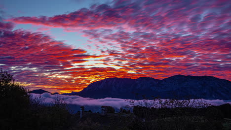 brillante lapso de tiempo del atardecer con niebla baja en el valle