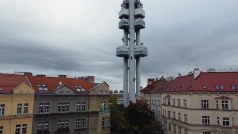 prager zizkov-turm luftdrohne aufsteigender blick von der straße zwischen häusern, hauptstadt der tschechischen republik