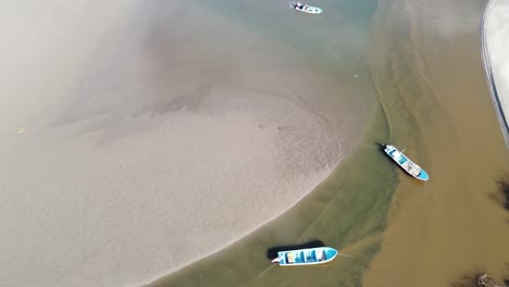 Boats-floating-on-a-river