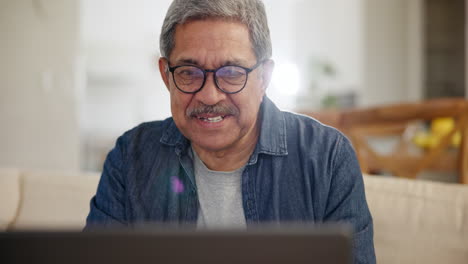 Computadora-Portátil,-Sonrisa-Y-Un-Hombre-Mayor-Transmitiendo