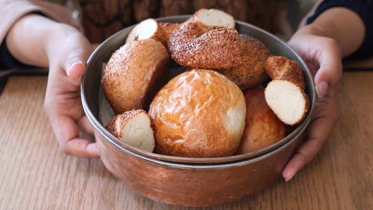 신선 한  롤 으로 가득 찬 그 을 들고 있는 손 의 클로즈업