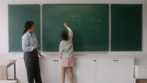 칠판에 교사와 학생입니다.