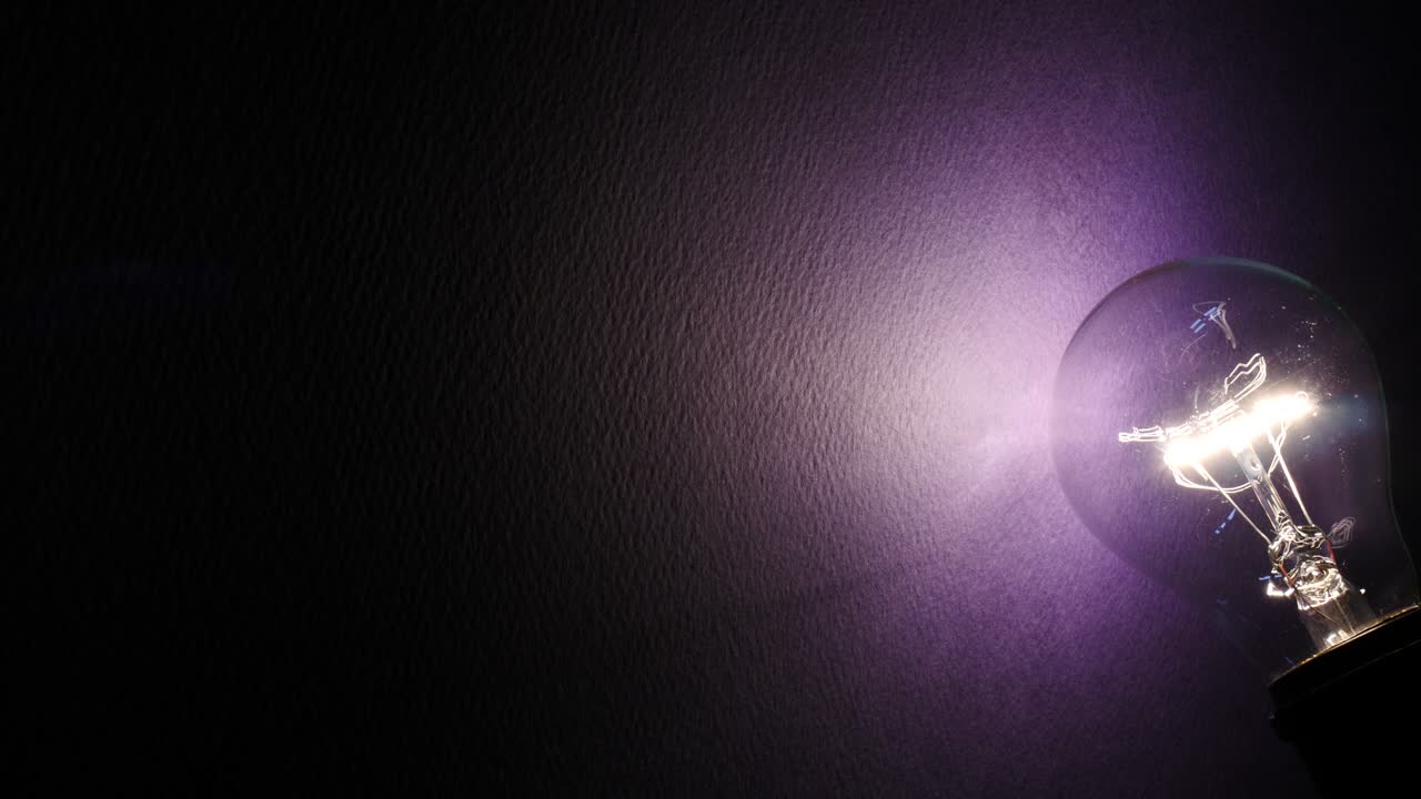 bombilla con electricidad suministrada