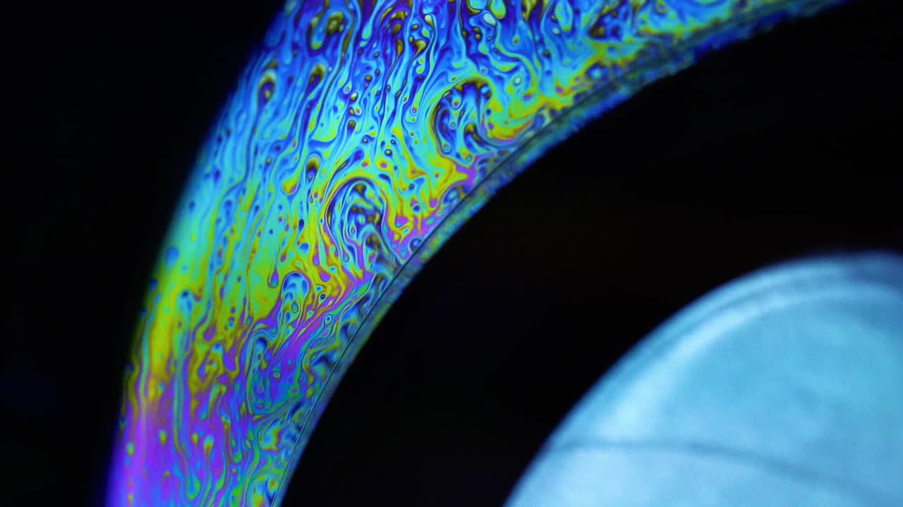 tomas estables de 4k de globos de jabón que muestran los colores del mundo macro a través de una perspectiva microscópica