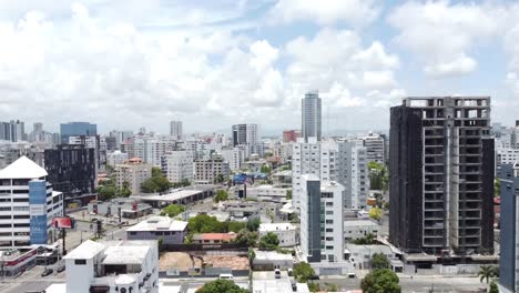Santo-Domingo,-Dominikanische-Republik-–-Mai-2023-–-Blick-Von-Einer-Drohne-über-Die-Straßen-Mit-Einigen-Gebäuden-In-Der-Umgebung